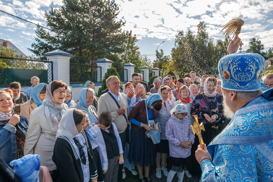 Архиерейское богослужение в Успенском храме деревни Войнова Гора